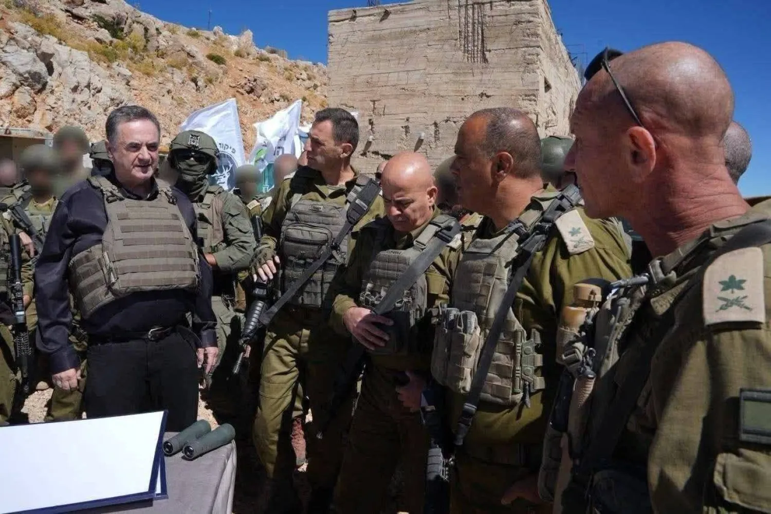 صورة وزعها مكتب وزير الدفاع لزيارة قواته يوم الثلاثاء في جبل الشيخ