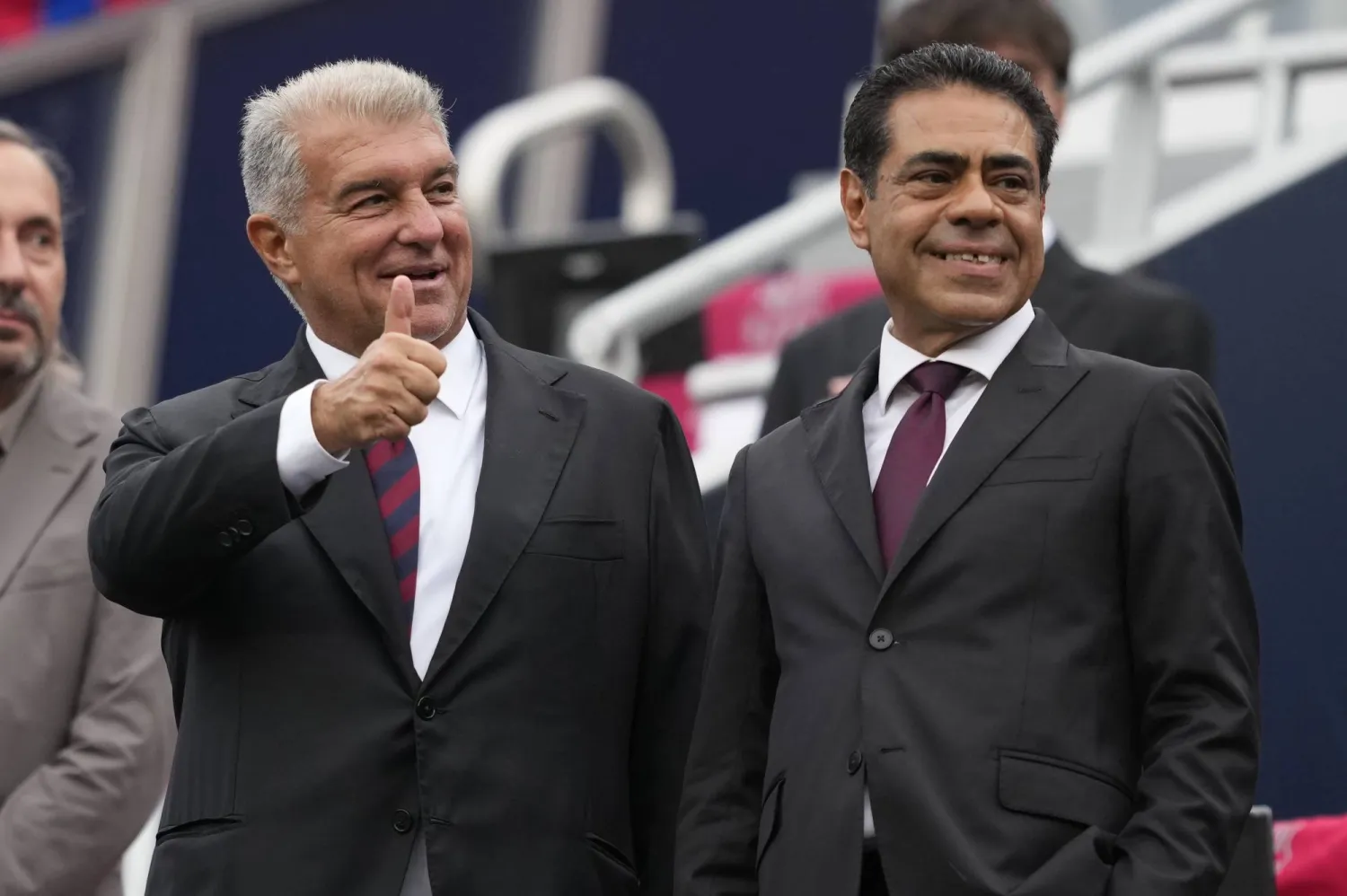رئيس نادي برشلونة لابورتا وبجانبه رئيس الأهلي المصري طارق قنديل خلال المباراة الودية الأخيرة (إ.ب.أ)