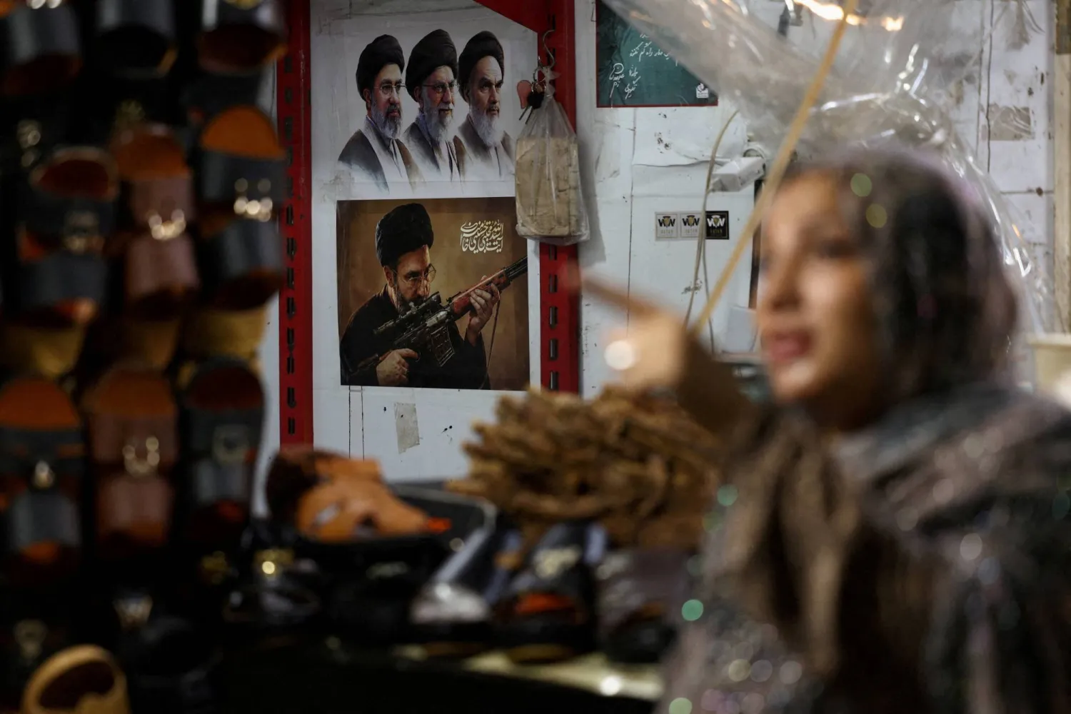 صورة للمرشد الإيراني مجتبى خامنئي معروضة في متجر بسوق محلية في بندر عباس، الثلاثاء (رويترز)
