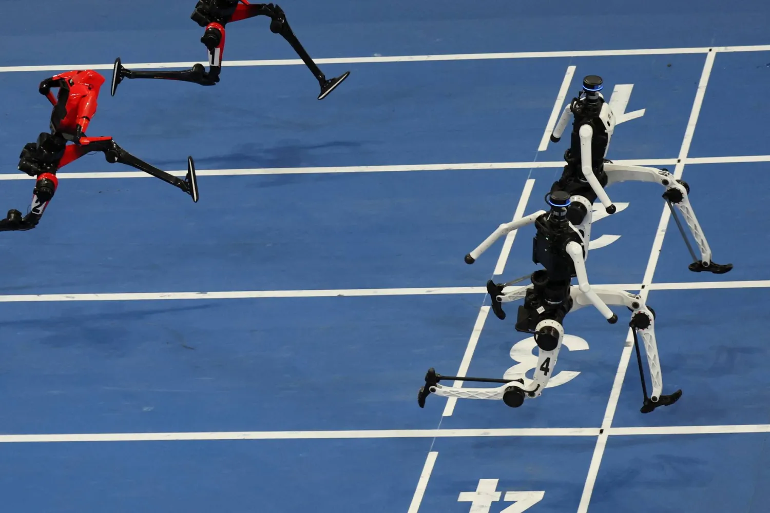  Tiangong Ultra humanoid robots cross the finish line before Honor's Lightning humanoid robots in the 100m large-size group final race, during the second World Humanoid Robot Games at the National Speed Skating Oval in Beijing, China August 26, 2026. (Reuters)