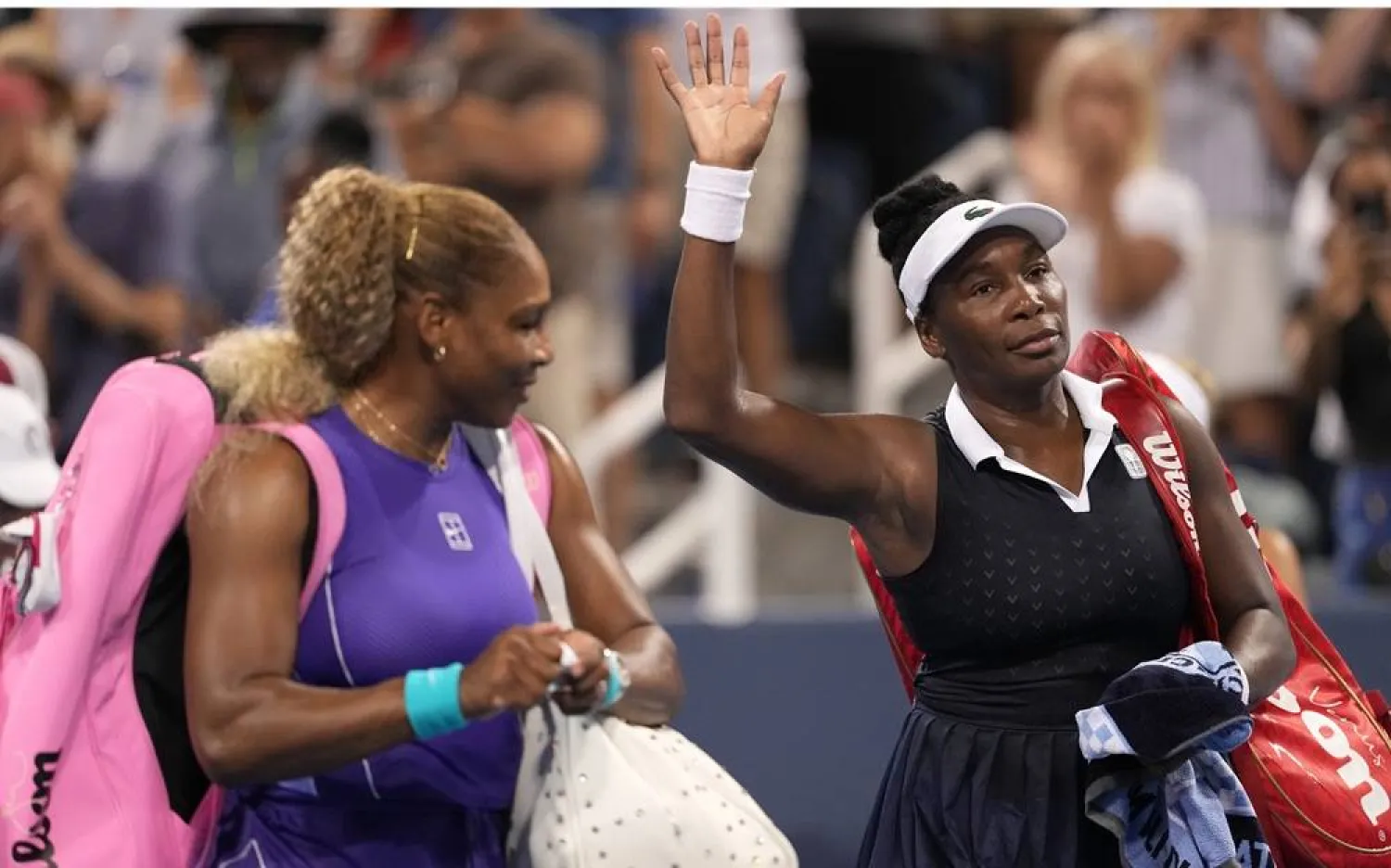  Serena Williams, left, and Venus Williams, right, both of the United States, wave to the crowd at the end of a women's doubles match against Marta Kostyuk, of Ukraine, and Peyton Stearns, also of the United States, at the Cincinnati Open tennis tournament, Monday, Aug. 17, 2026, in Mason, Ohio. (AP)
