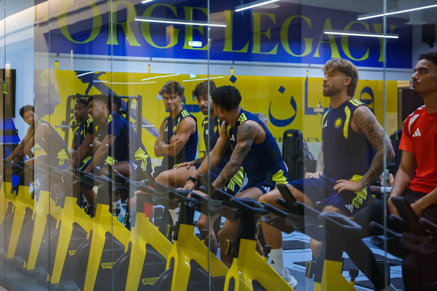 لاعبو النصر خلال تواجدهم في صالة اللياقة البدنية بالنادي (موقع النادي)