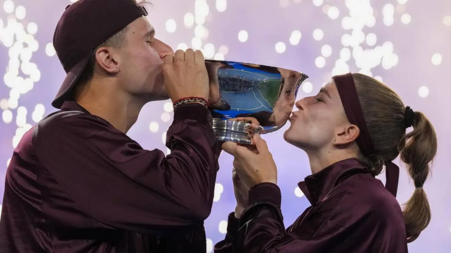 Czech duo Jakub Mensik and Karolina Muchova kiss the trophy. TIMOTHY A. CLARY / AFP
