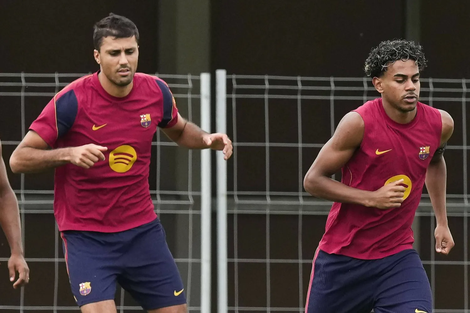 رودري ولامين يامال خلال تدريبات برشلونة استعداداً لمواجهة أتلتيك بلباو في الدوري الإسباني (إ.ب.أ)