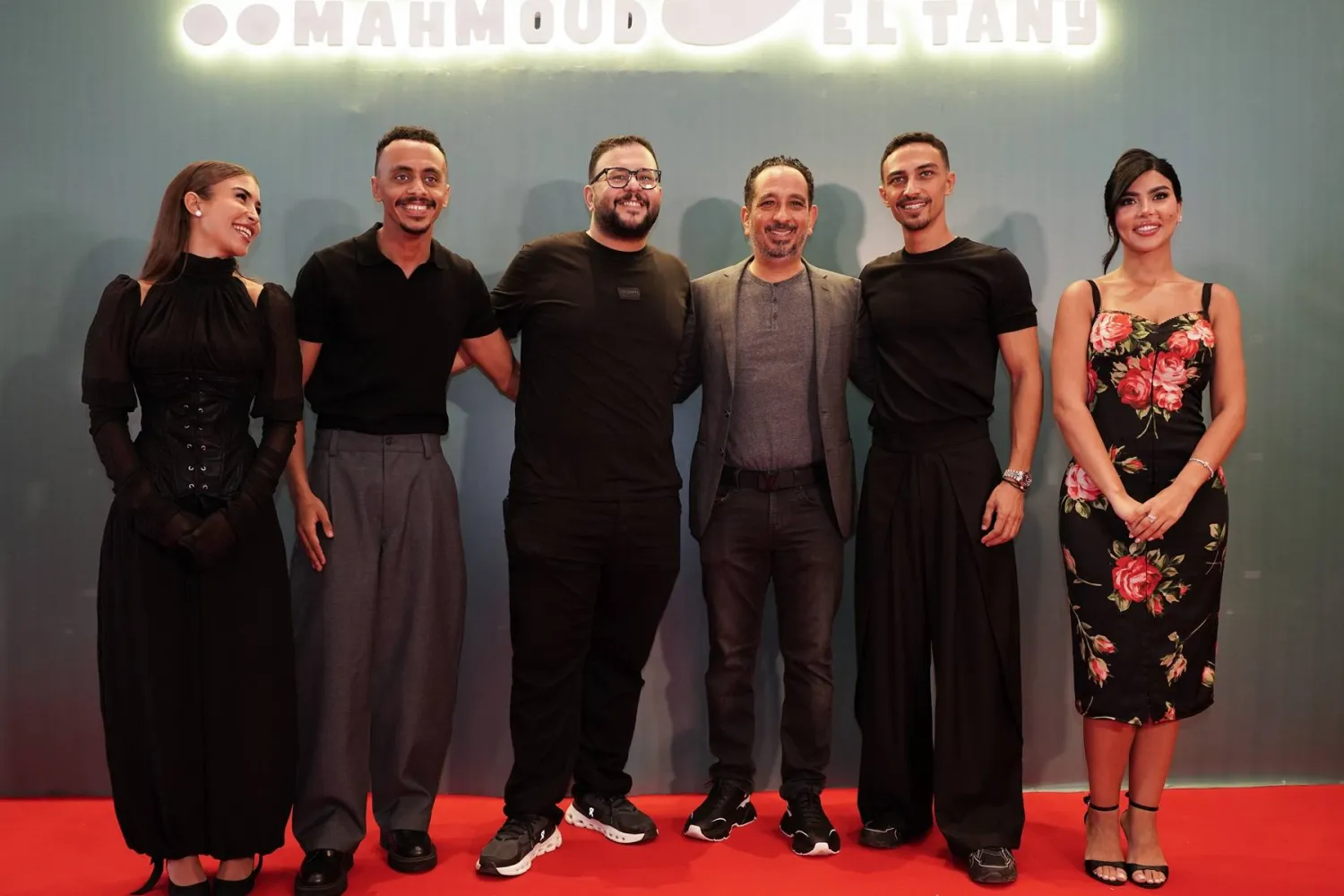 صالح والمنتج طارق الجنايني وسط أبطال الفيلم في العرض الخاص (الشركة المنتجة)