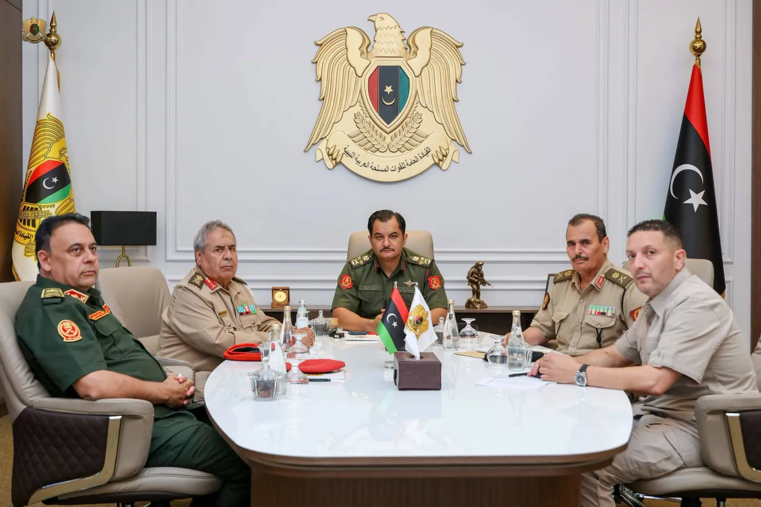صدام حفتر يعقد اجتماعاً في بنغازي بصفته «القائد العام المكلف» 26 أغسطس (القيادة العامة)
