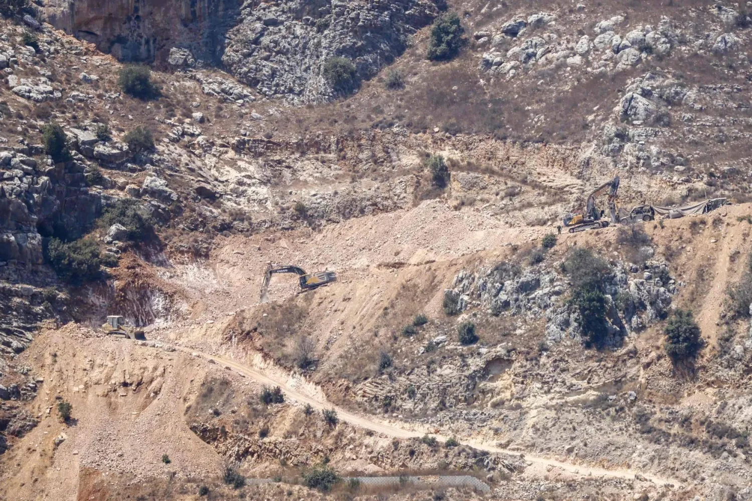 جرافات إسرائيلية تشق طرقاً في منطقة «الشقيف» الجبلية بجنوب لبنان (أ.ف.ب)