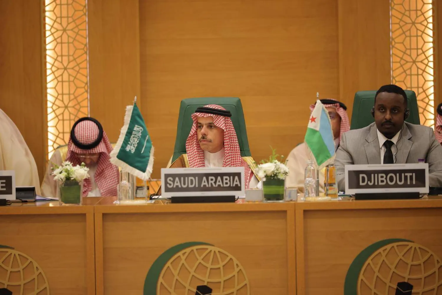 الأمير فيصل بن فرحان لدى حضوره الاجتماع الاستثنائي للمجلس الوزاري في جدة الخميس (منظمة التعاون الإسلامي)