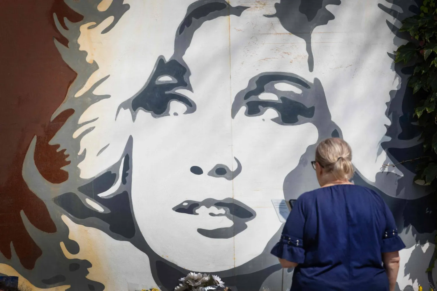 Fans of Dolly Parton visit a mural featuring her likeness in the city's North Side on August 26, 2026 in Chicago, Illinois. (Getty Images/AFP)