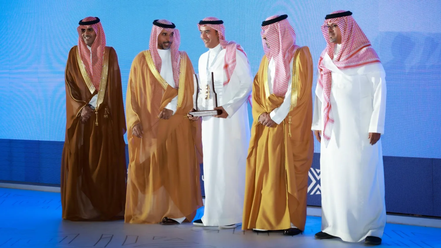 أمين منطقة عسير المهندس عبد الله بن مهدي الجالي خلال تكريمه شركة «التضامنية» (الشرق الأوسط)