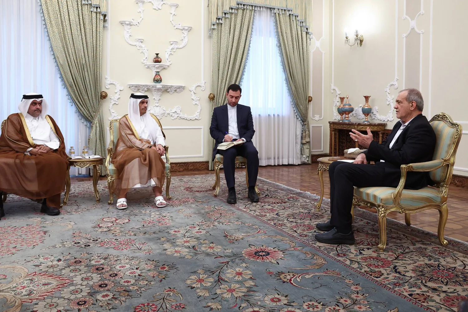 بزشكيان يتحدث إلى رئيس الوزراء وزير الخارجية القطري محمد بن عبد الرحمن آل ثاني في طهران الخميس (الرئاسة الإيرانية)