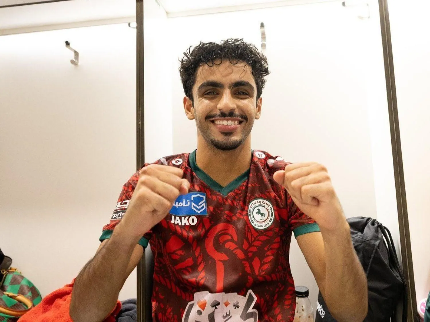 أنهى نادي الاتفاق إجراءات تمديد عقد لاعب الفريق الأول ياسر الشمري (حساب اللاعب)