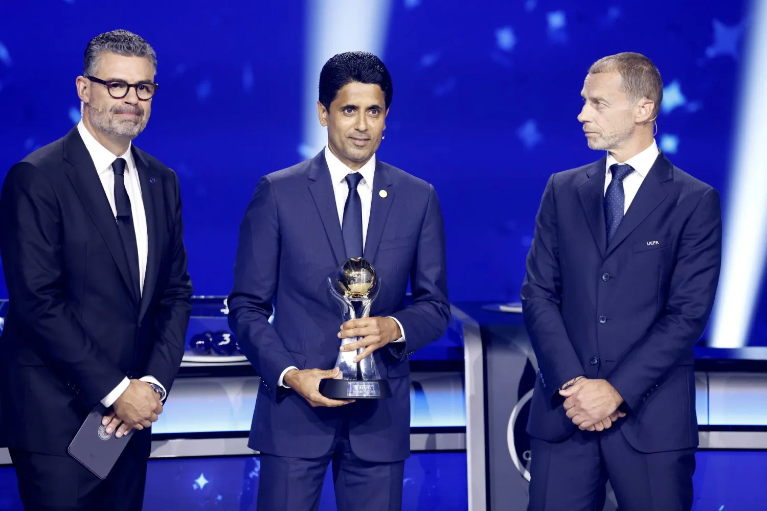 ألكسندر تسيفرين يسلّم ناصر الخليفي جائزة «الاحترام: ما وراء اللعبة» لعام 2026 نيابة عن قائد باريس سان جيرمان ماركينيوس بحضور مقدم القرعة بيدرو بينتو (إ.ب.أ)