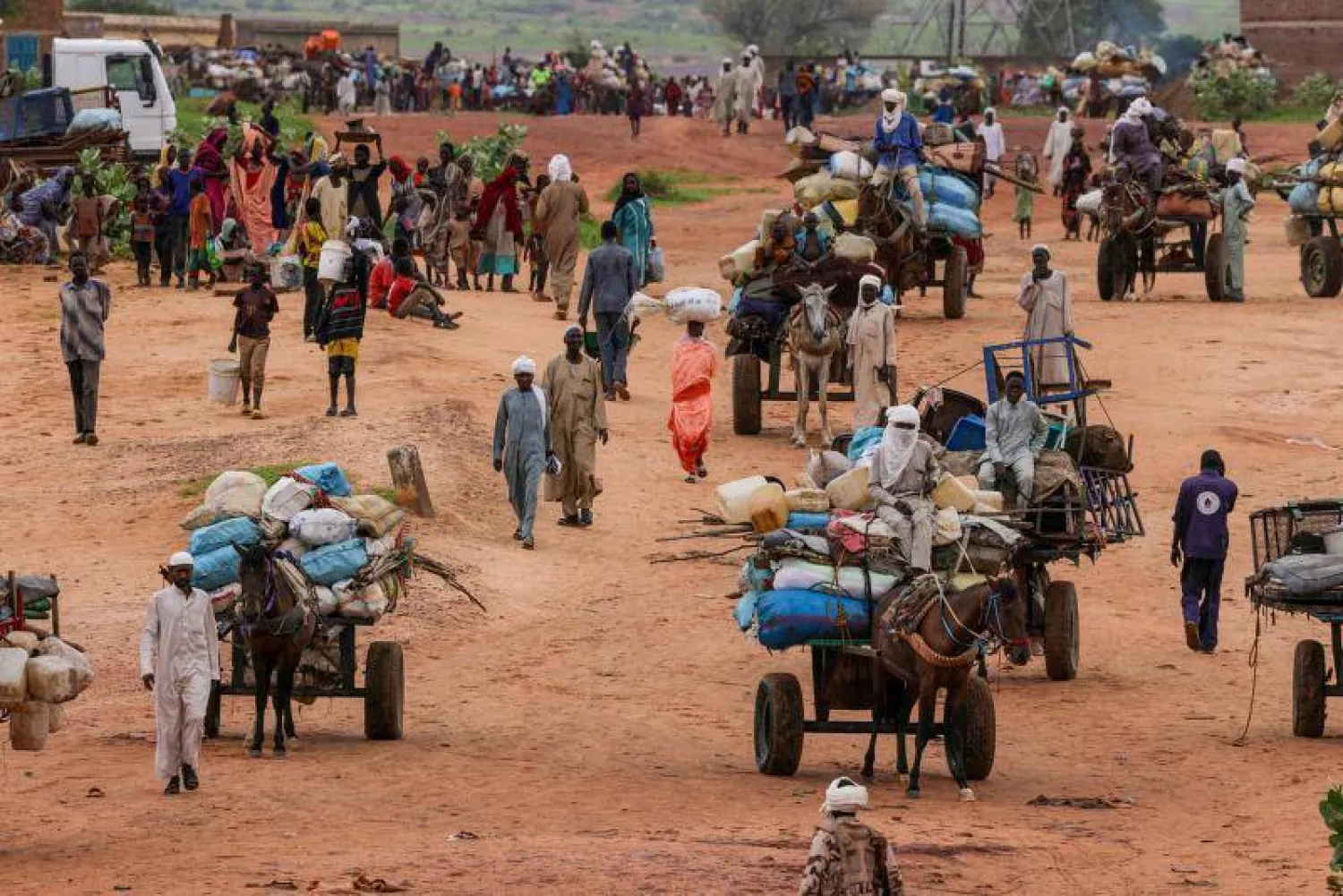 أرشيفية تُظهر سودانيين يفرون من العنف في دارفور إلى مدينة أدري التشادية (رويترز)