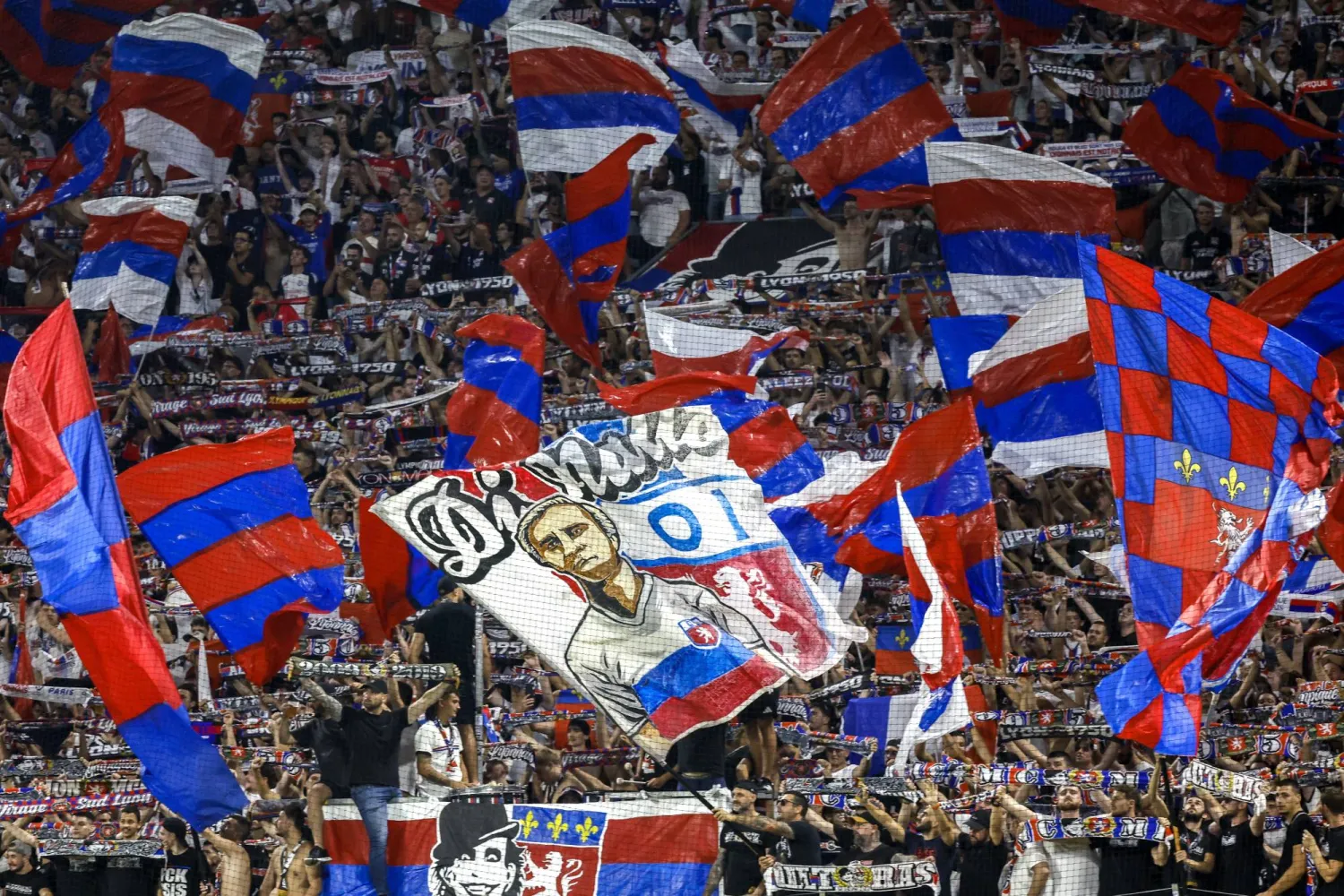 جماهير ليون قبل مواجهة فريقها أمام فنربخشة في إياب الملحق المؤهل إلى دوري أبطال أوروبا (إ.ب.أ)