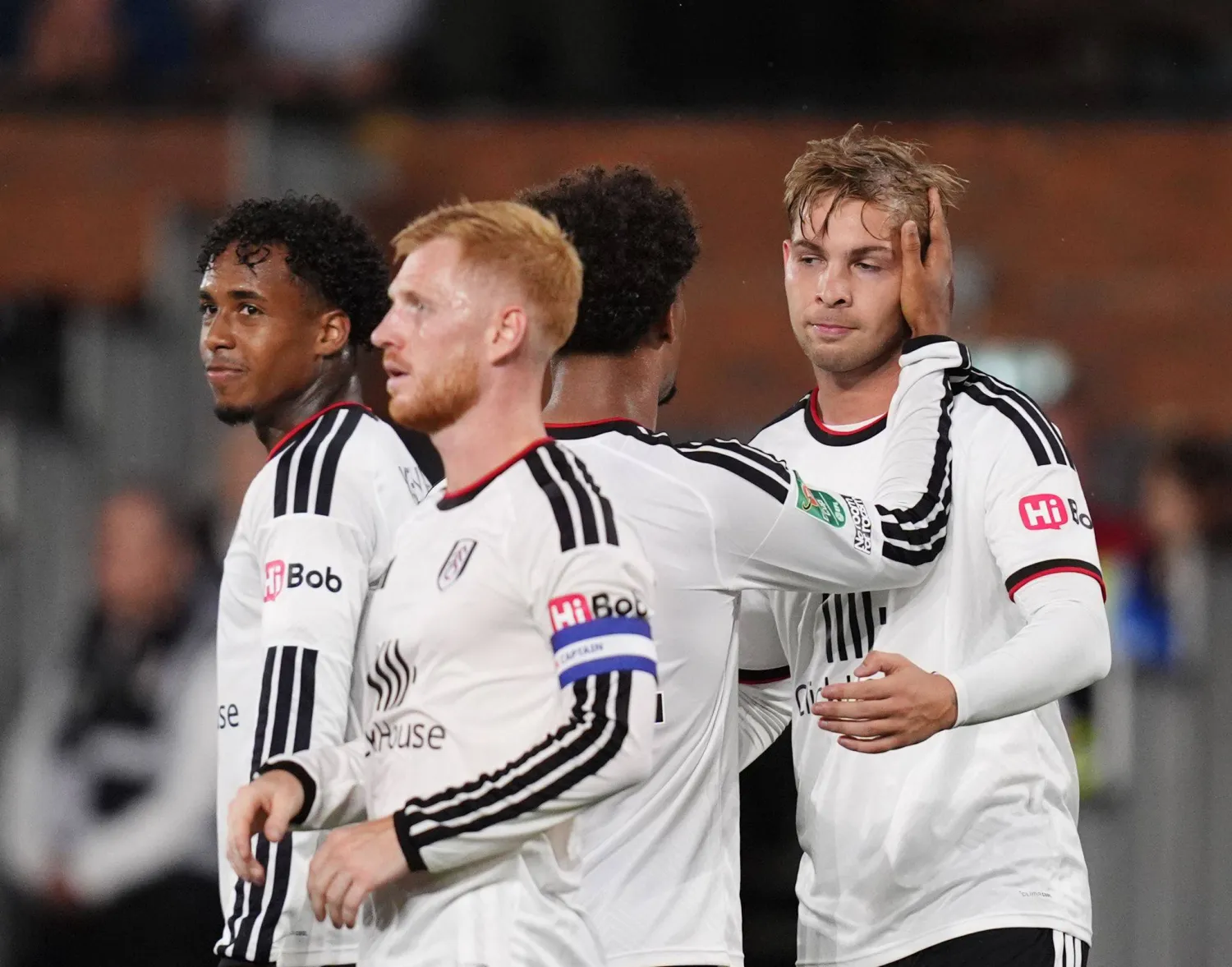 إميل سميث روي، لاعب فولهام، يحتفل مع زملائه بتسجيل الهدف الأول أمام ويمبلدون (د.ب.أ)