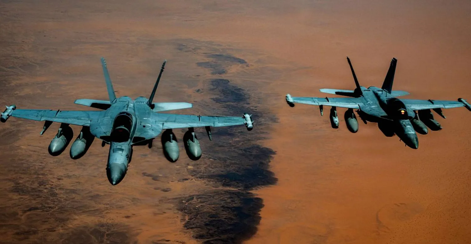  صورة نشرتها قيادة «سنتكوم» أمس لمقاتلتين أميركيتين من طراز «EA-18G» للحرب الإلكترونية تُحلّقان في المنطقة (سنتكوم)