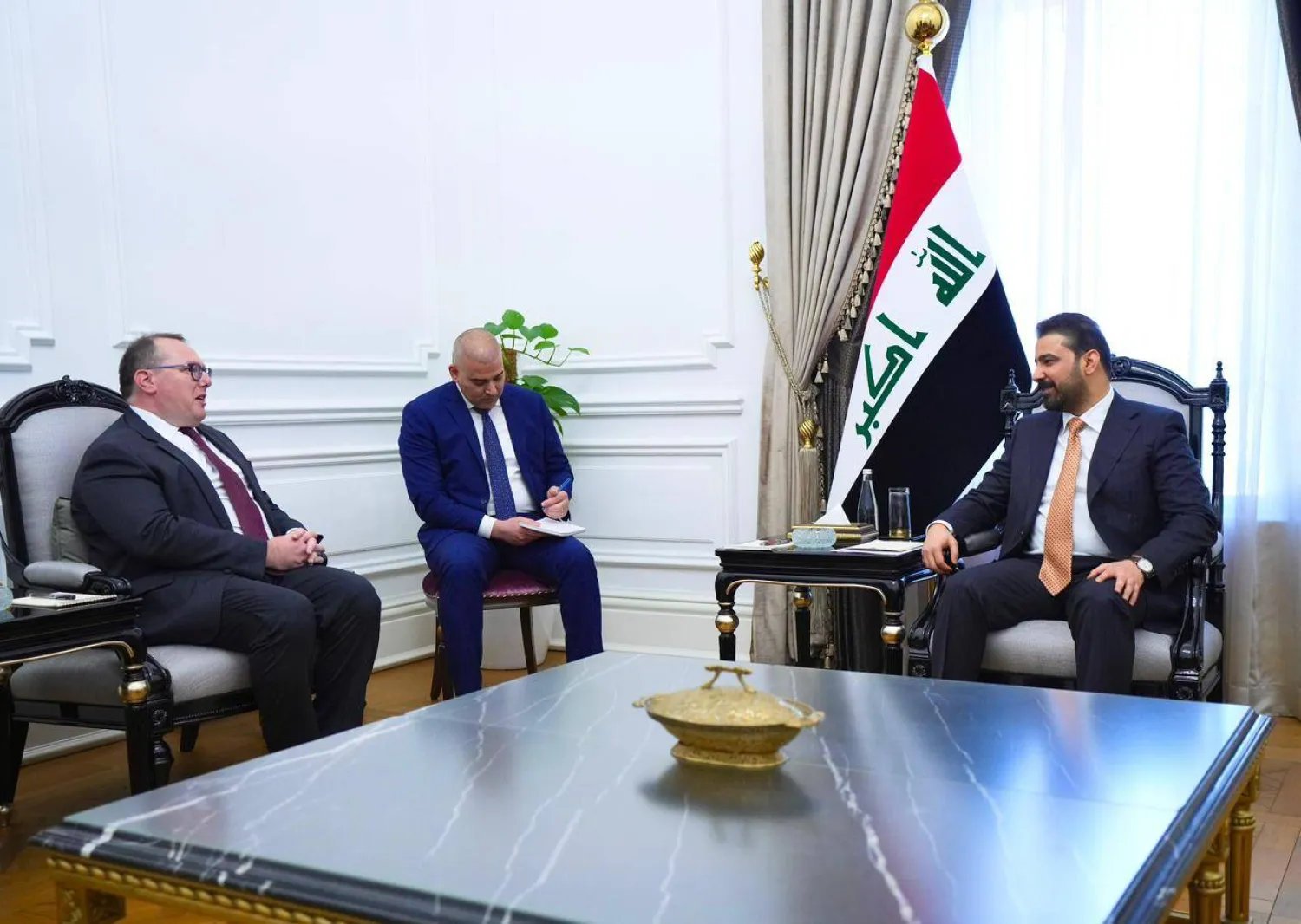 رئيس الحكومة العراقية علي الزيدي خلال لقائه القائم بأعمال السفارة الأميركية جوشوا هاريس (إعلام حكومي)