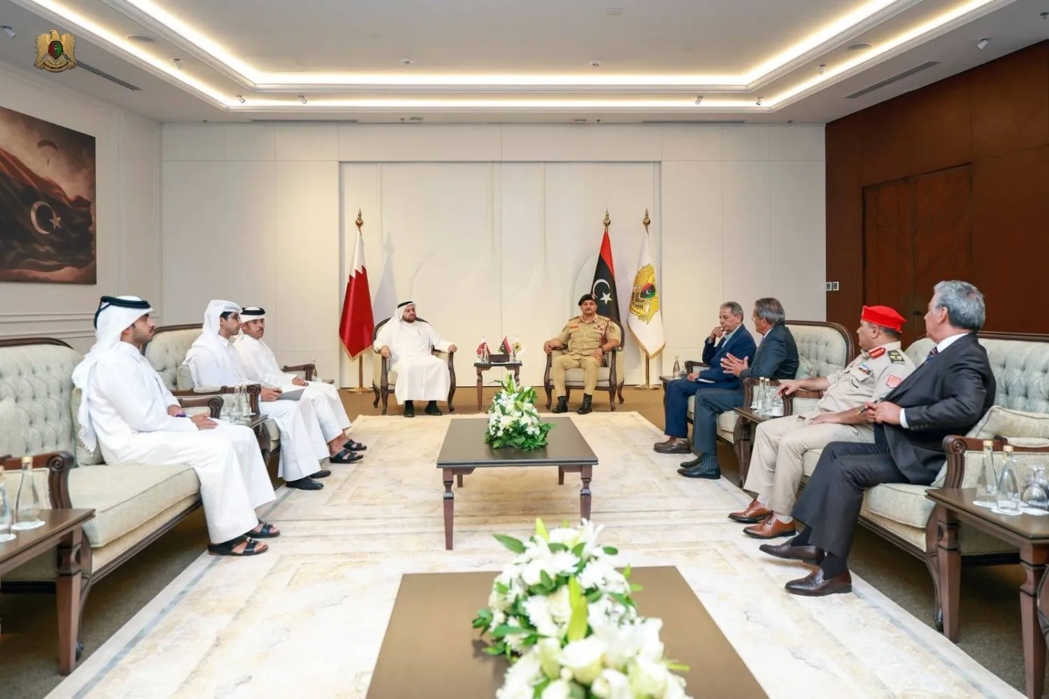 صدام حفتر القائد العام المكلف لـ«الجيش الوطني» الليبي مستقبلاً وزير الدولة بوزارة الخارجية القطرية الدكتور محمد بن عبد العزيز الخليفي (القيادة العامة)