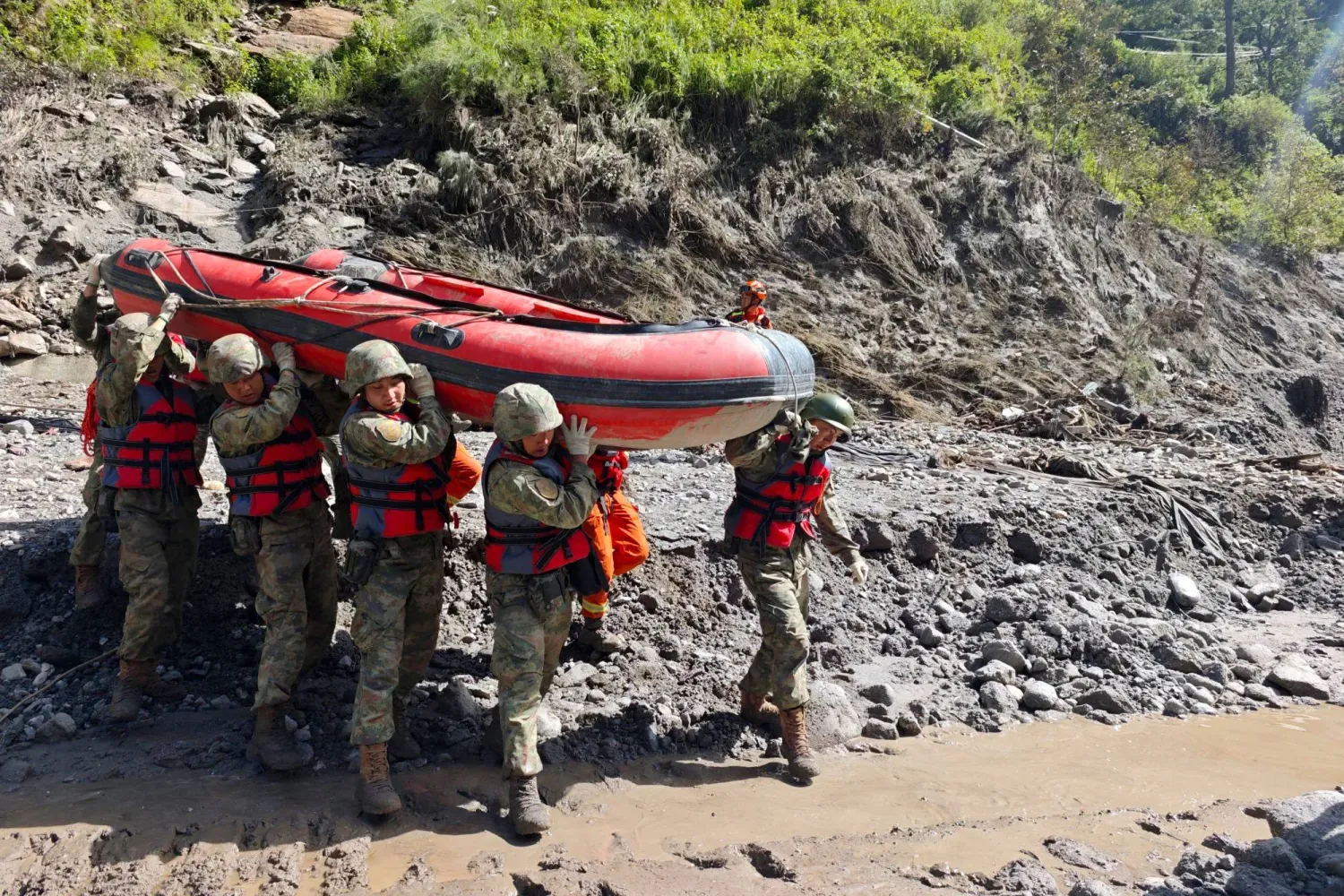 28 Ağustos'ta Afet Bölgesi Gyirong'da yürütülen Çin Arama-Kurtarma çalışmaları