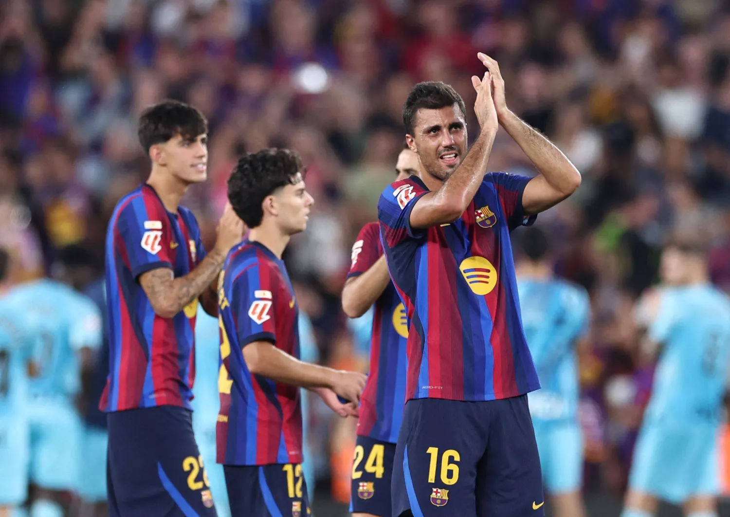 رودري بعد مشاركته للمرة الأولى بقميص برشلونة وسط استقبال حار من جماهير الفريق الكاتالوني (أ.ف.ب)