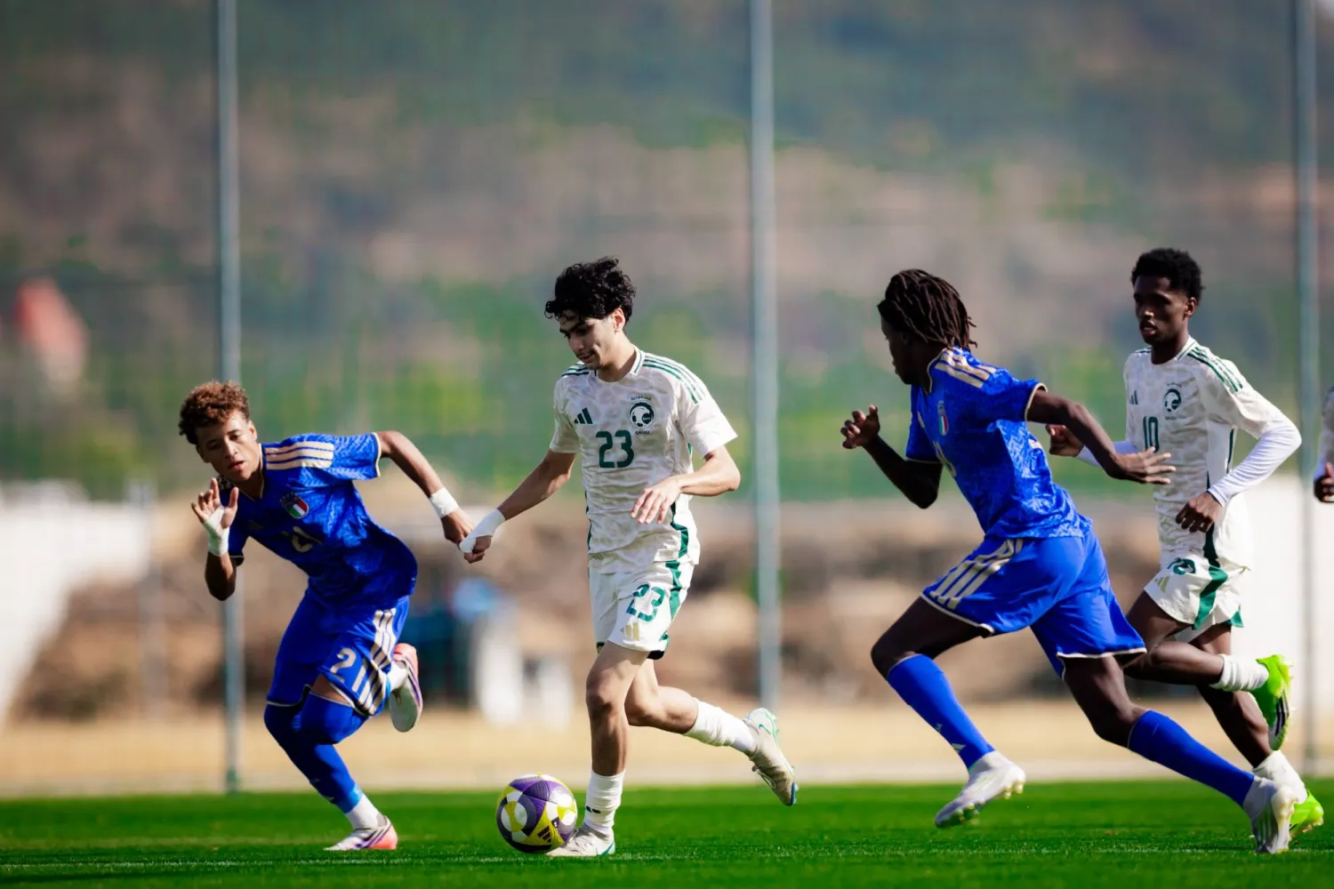 من مباراة الأخضر الناشئ أمام إيطاليا (موقع المنتخب السعودي)