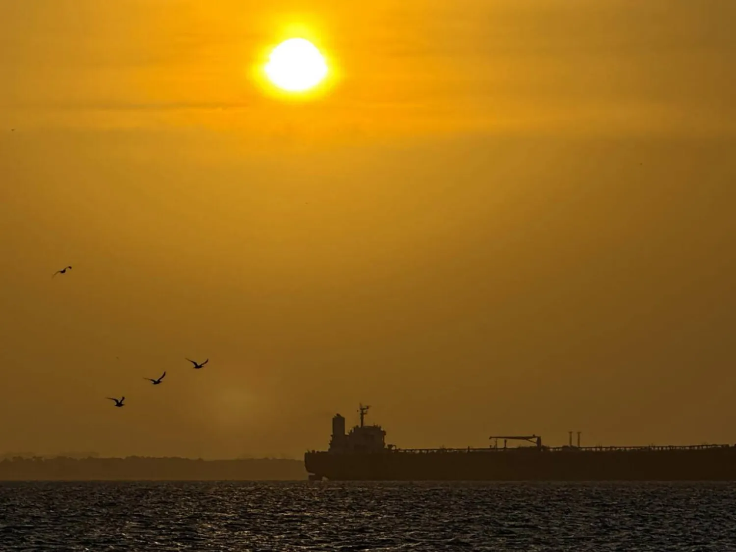 View of an oil tanker at the Maracaibo Lake in Maracaibo, Venezuela, on March 9, 2026. Margioni BERMÚDEZ / AFP
