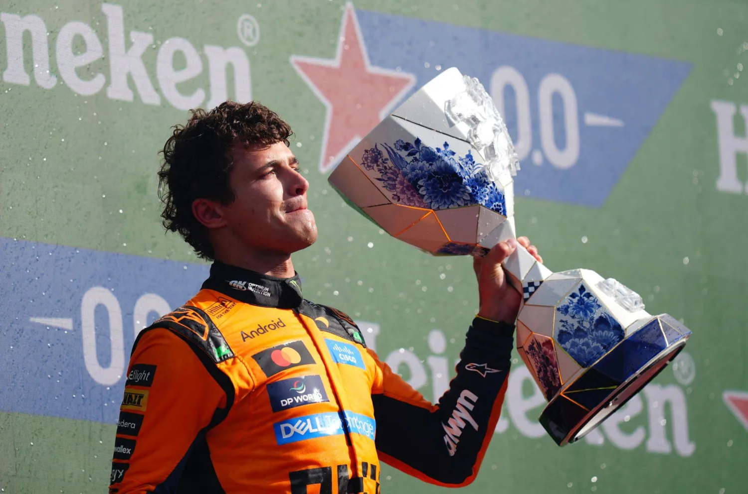 FILED - 23 August 2026, Netherlands, Zandvoort: British Formula One driver Lando Norris of team McLaren celebrates with the trophy on the podium after winning the Dutch Formula One Grand Prix at Mascot Circuit Zandvoort. Photo: David Davies/PA Wire/dpa
