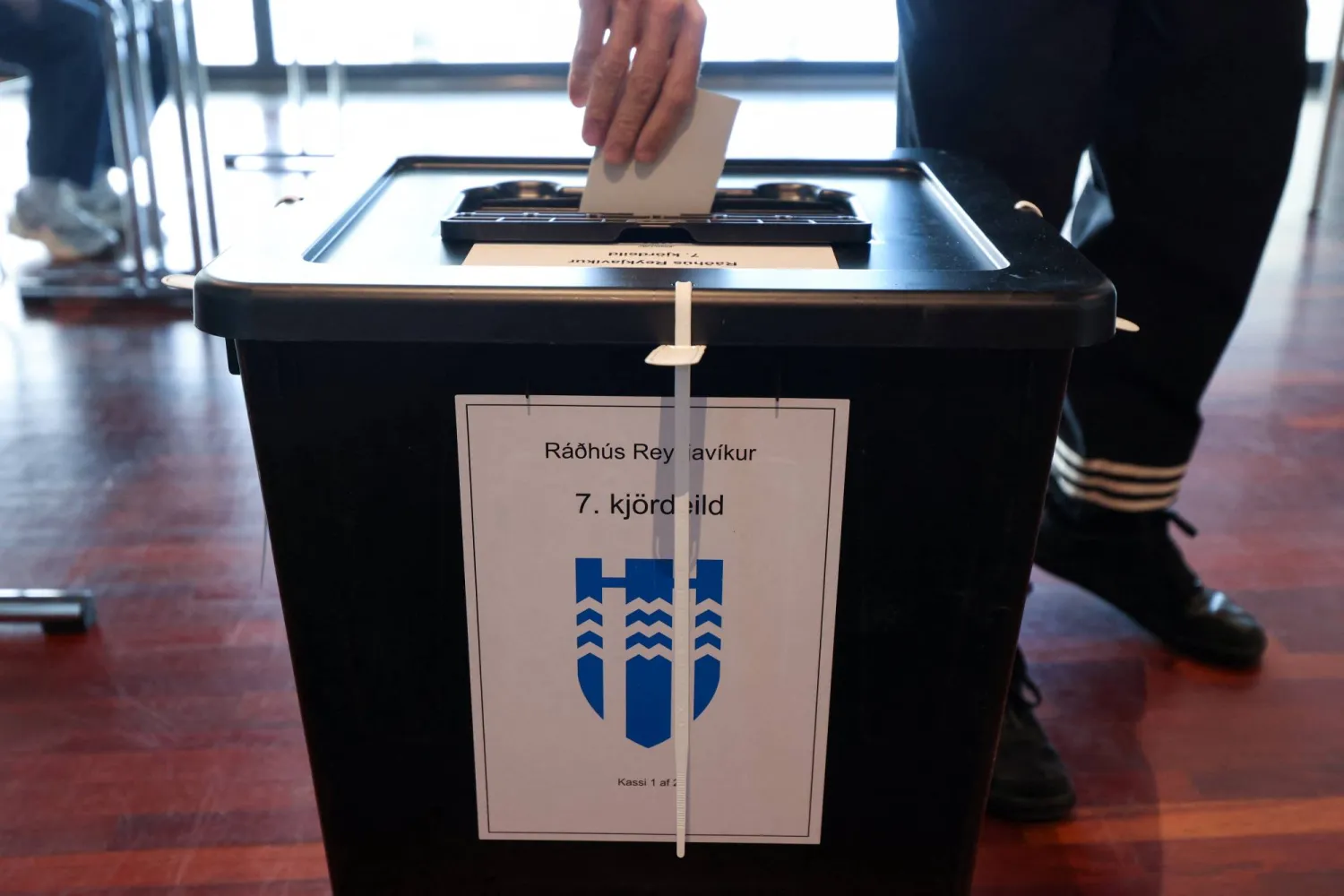 A person casts a vote for the national referendum on resuming EU membership talks, at the city hall in Reykjavik, Iceland, August 29, 2026. REUTERS/Leonhard Foeger

