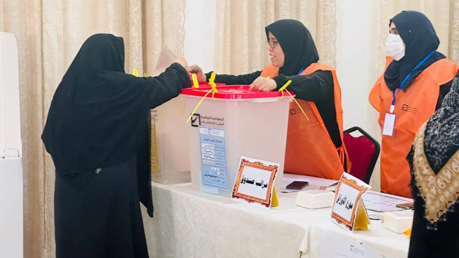 امرأة ليبية تدلي بصوتها في الانتخابات المحلية بتاجوراء الليبية (البعثة الأممية)