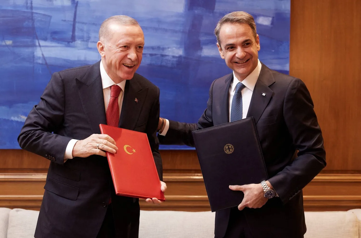 وقّع الرئيس التركي رجب طيب إردوغان ورئيس الوزراء اليوناني كيرياكوس ميتسوتاكيس إعلان أثينا للعلاقات الودية وحسن الجوار بين بلديهما في 7 ديسمبر 2023 (إ.ب.أ)