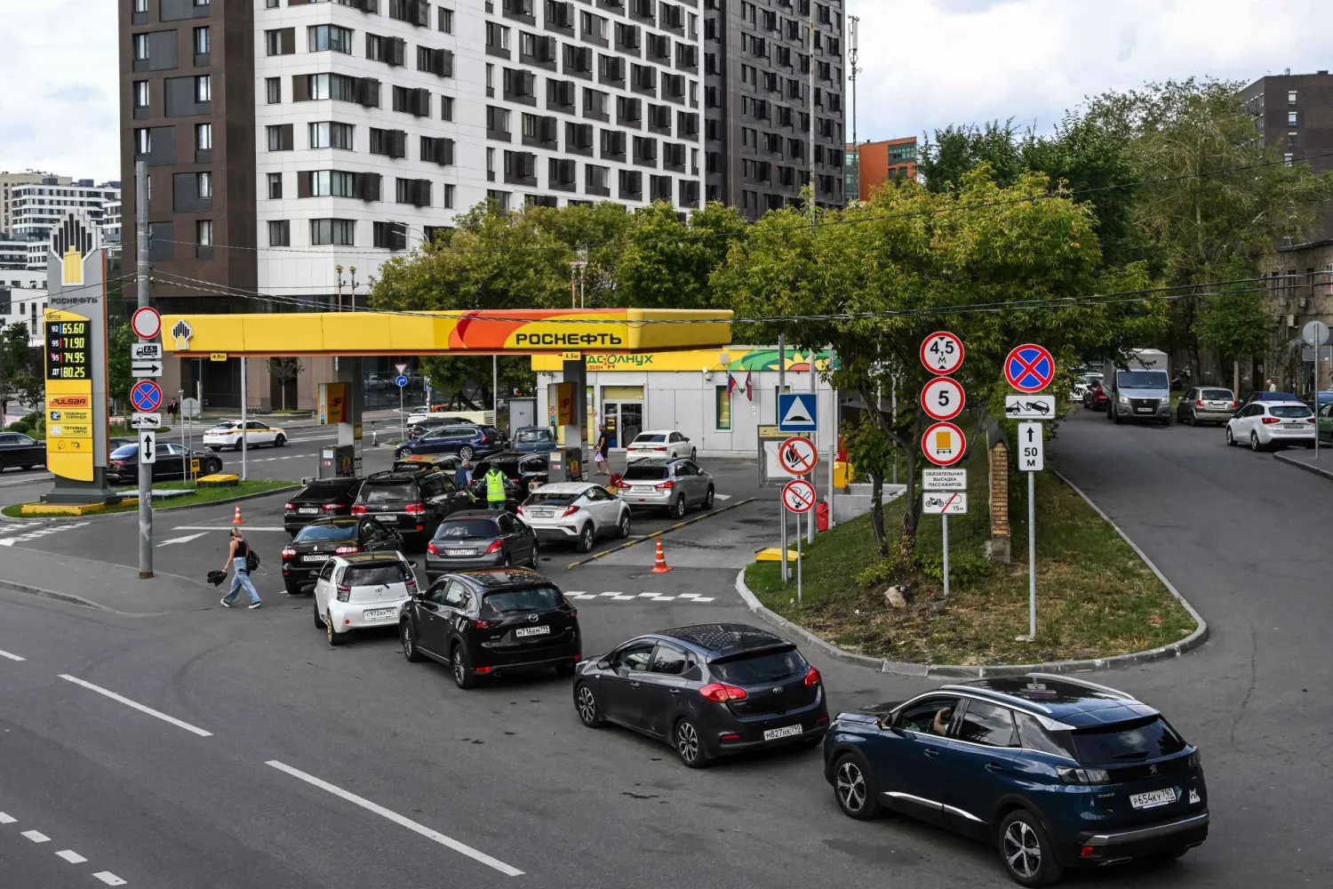 Drivers queue at a Rosneft petrol station to refuel their cars in Moscow on August 21, 2026. (AFP)