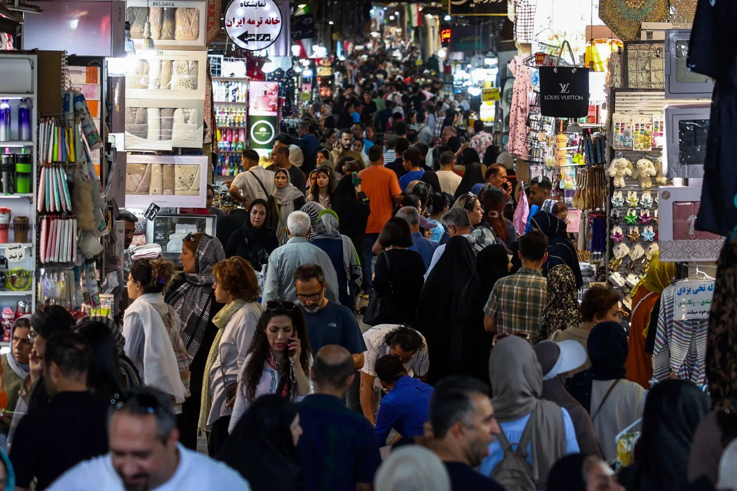 متسوقون يتجولون بين المحال في «البازار الكبير» بطهران يوم 24 أغسطس وسط تدهور الوضع الاقتصادي بسبب العقوبات (أ.ف.ب)