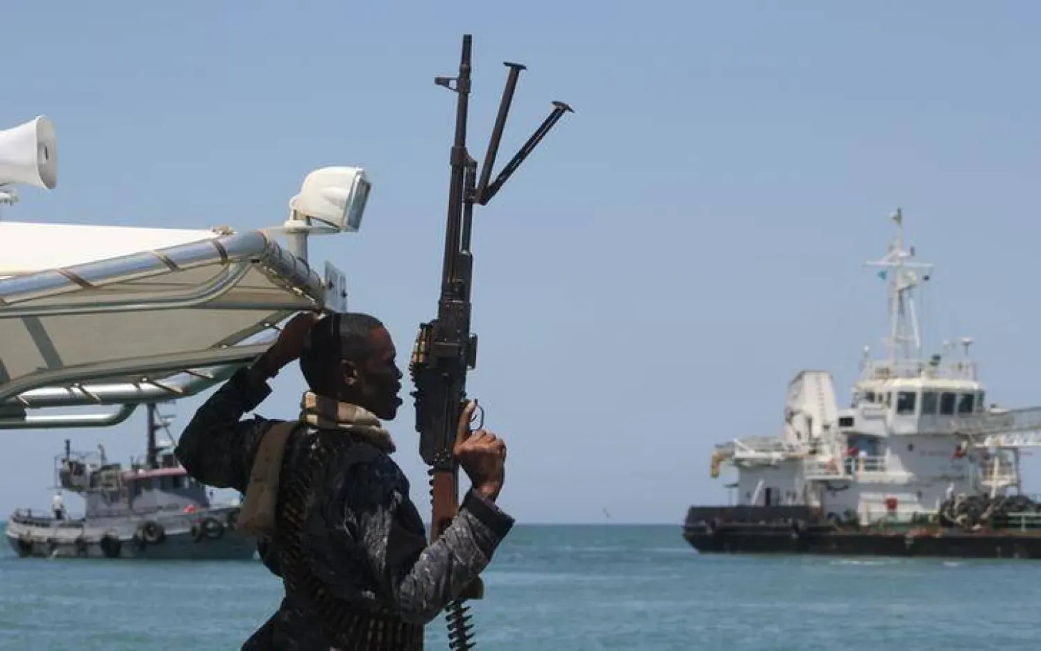 Somali kıyılarında bir geminin kaçırılması sırasında silahlı kişilerden biri (Arşiv- Reuters)
