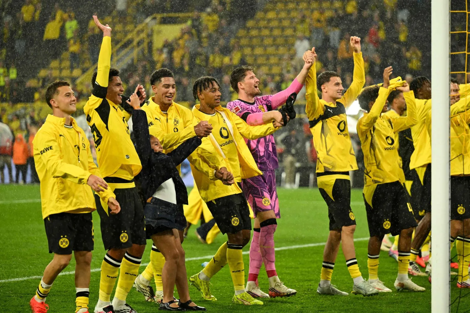 لاعبو دورتموند يحتفلون مع جماهيرهم بعد الفوز (أ.ف.ب)