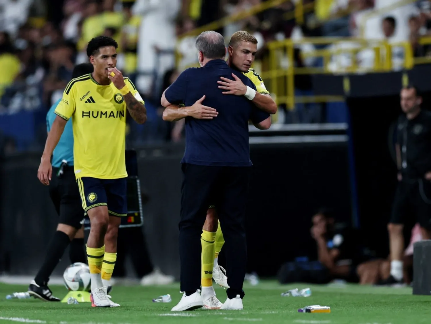 مدرب النصر يحتضن رونالدو لحظة تغييره في مباراة التعاون (رويترز)