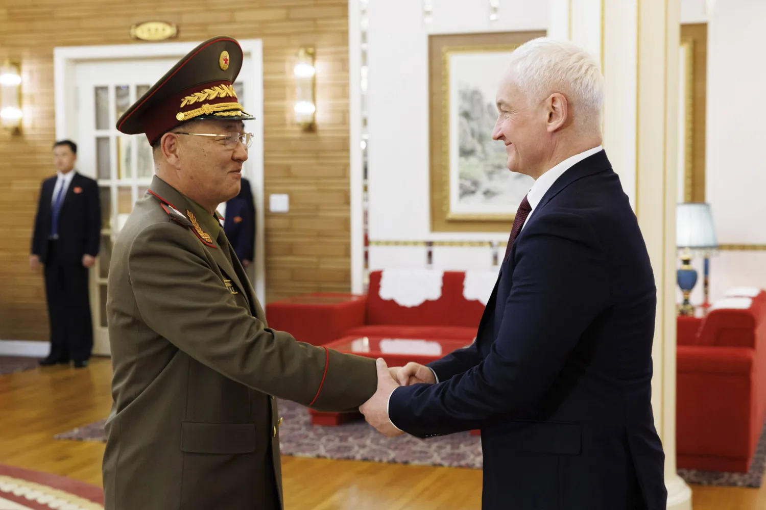 وزير الدفاع الكوري الشمالي نو كوانغ تشول (يسار) يتصافح ووزير الدفاع الروسي أندريه بيلوسوف خلال اجتماعهما في بيونغ يانغ بكوريا الشمالية يوم 29 نوفمبر 2024 (أ.ب)