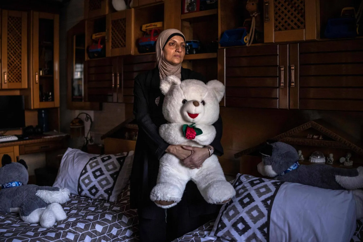 الأم الفلسطينية خلود محمود والدة محمود ذات الخمسة عشر عاماً عند مقتله على يد القوات الإسرائيلية عند عودته من المدرسة تحمل دُمية خلال التصوير في الضفة الغربية (أ.ف.ب)