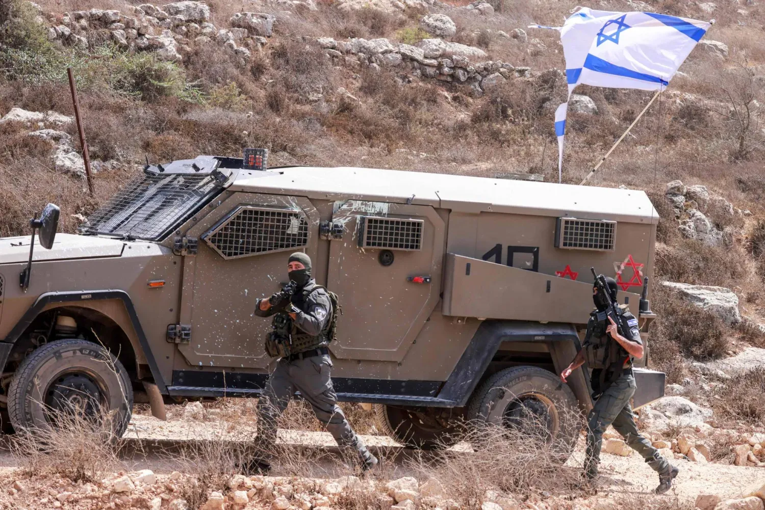 İsrail askerleri, işgal altındaki Batı Şeria'da, Nablus'un güneyinde bulunan ve İsrail yerleşimcilerinin şiddetinin arttığı Kusra köyüne doğru ilerliyor (AFP)