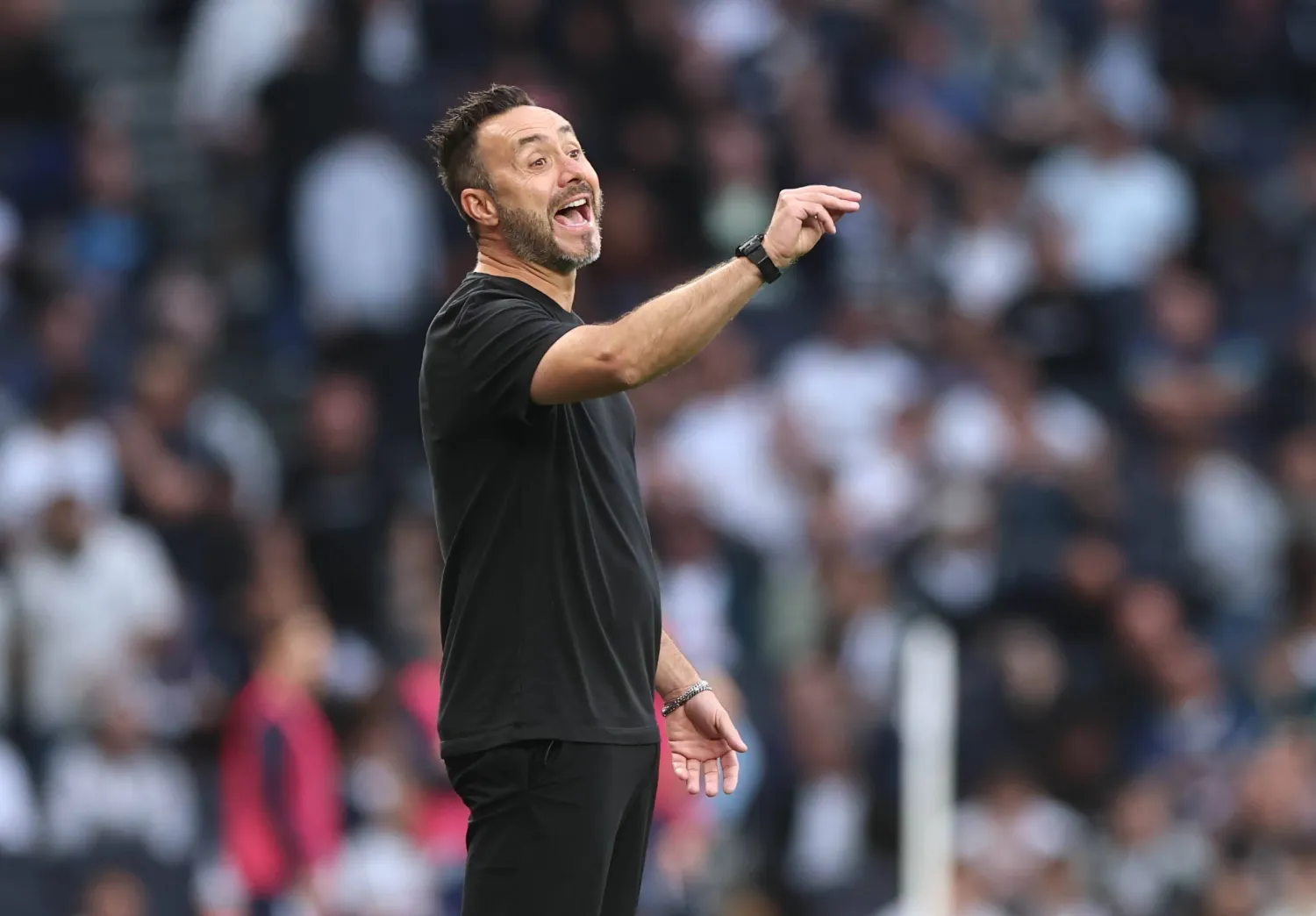 Tottenham Hotspur's manager Roberto De Zerbi gestures during the English Premier League match of Tottenham Hotspur against Newcastle United, in London, Britain, 29 August 2026. (EPA)