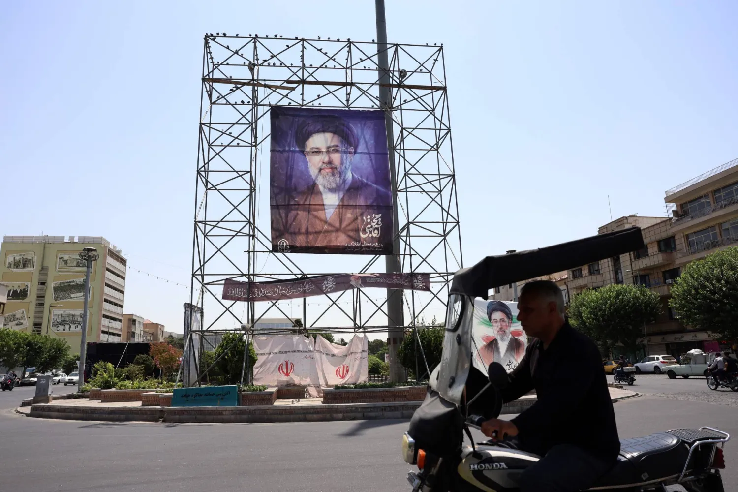 صورة كبيرة لمجتبى خامنئي في أحد شوارع طهران (إ.ب.أ)