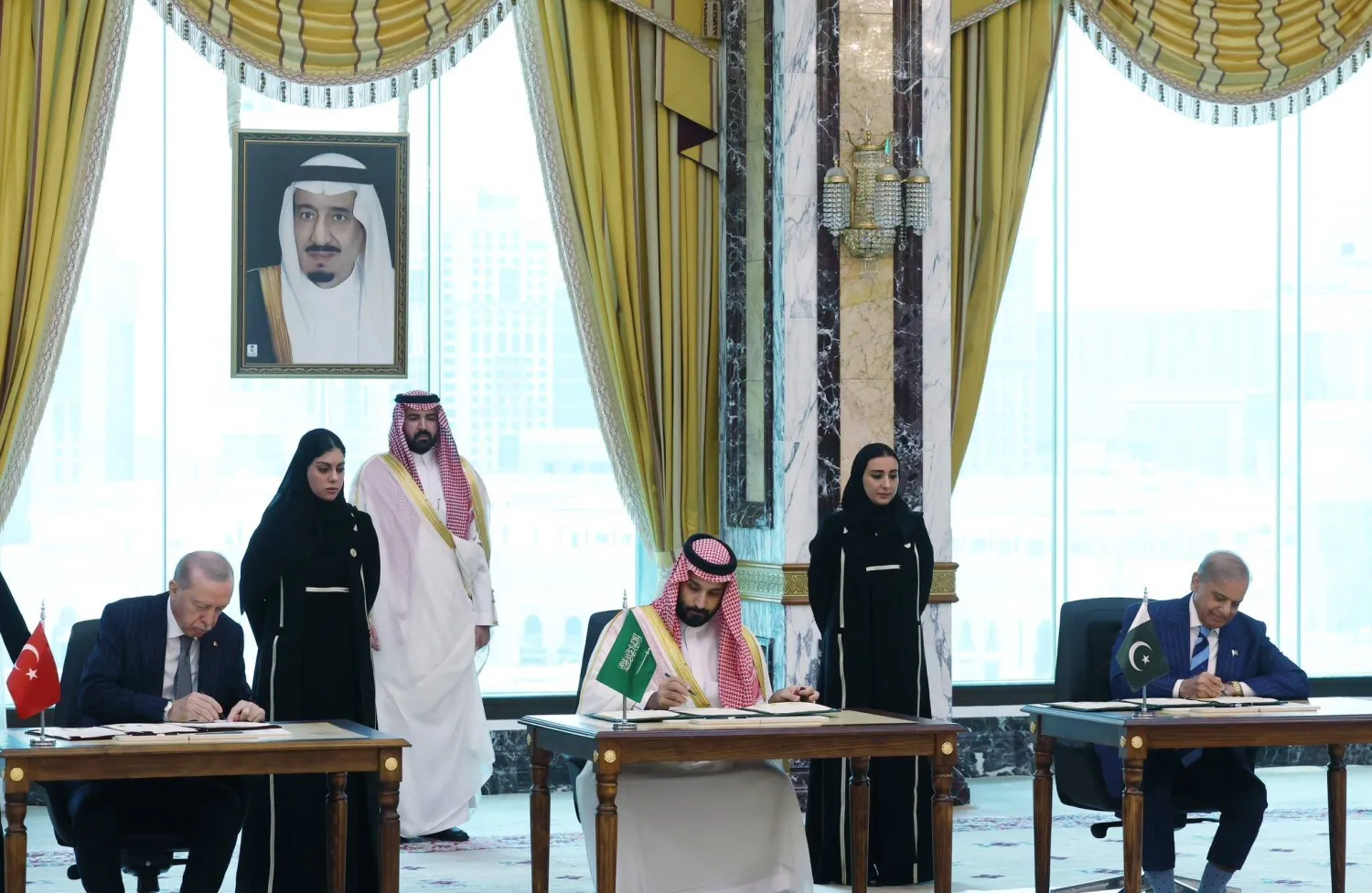 الأمير محمد بن سلمان والرئيس التركي رجب طيب إردوغان ورئيس الوزراء الباكستاني شهباز شريف خلال توقيع «اتفاقية مكة للدفاع المشترك» في 7 أغسطس (الرئاسة التركية)