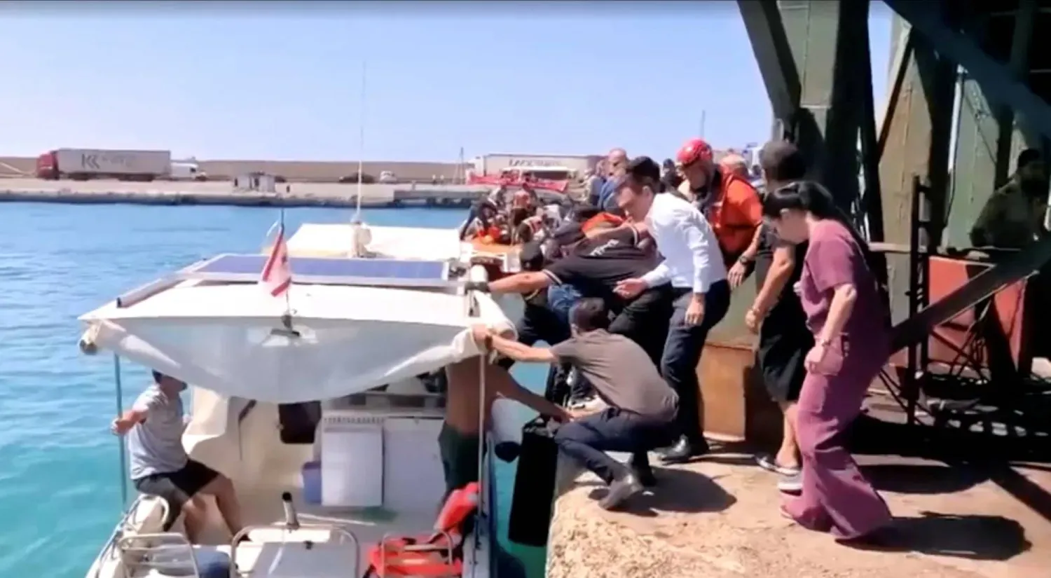 Kuzey Kıbrıs’ta alabora olan tekneden kurtarılan yolcular, kurtarma botlarıyla kıyıya taşınırken… Görüntü, bir video kaydından alındı (Reuters)