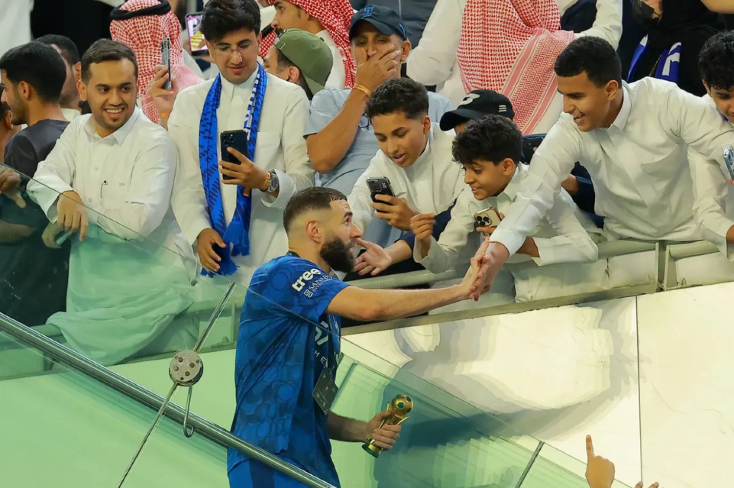 بنزيمة لحظة التتويج بكأس الملك مع الهلال في الموسم الماضي (رويترز)
