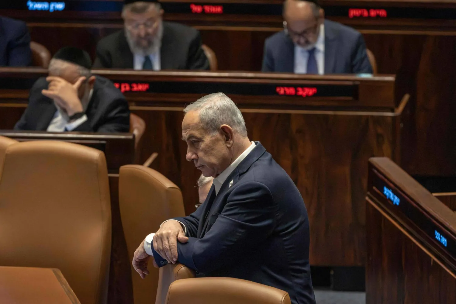 رئيس الوزراء الإسرائيلي بنيامين نتنياهو يحضر جلسة لـ«الكنيست» في القدس الشهر الماضي (أ.ف.ب)