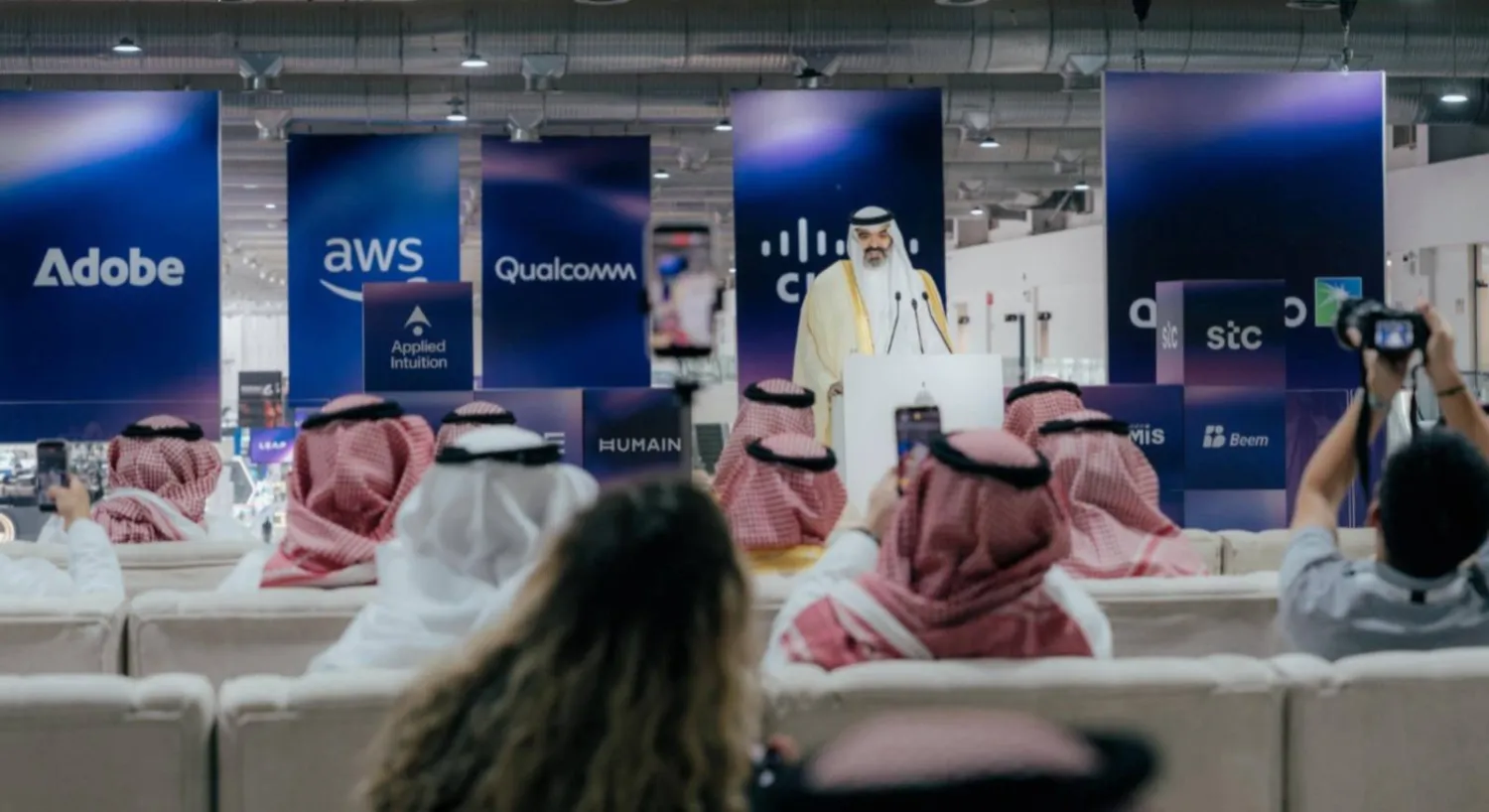وزير الاتصالات وتقنية المعلومات يتحدث إلى الحضور في المؤتمر الصحافي الحكومي (وزارة الإعلام)