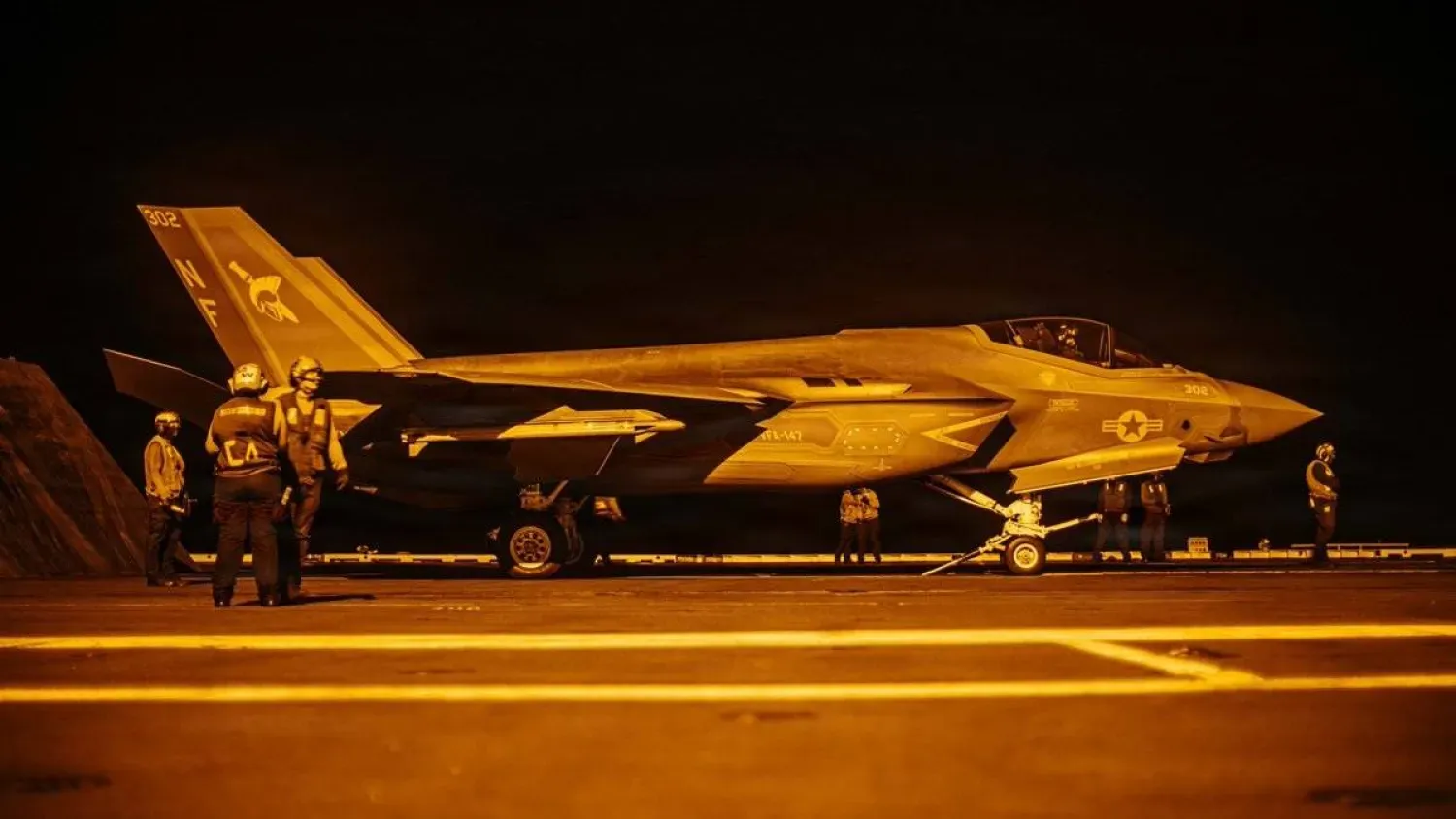 ABD’li denizciler, Ortadoğu’daki operasyonları desteklemek amacıyla bölge sularında seyreden USS George Washington uçak gemisinde gece uçuş operasyonları gerçekleştiriyor. (CENTCOM)