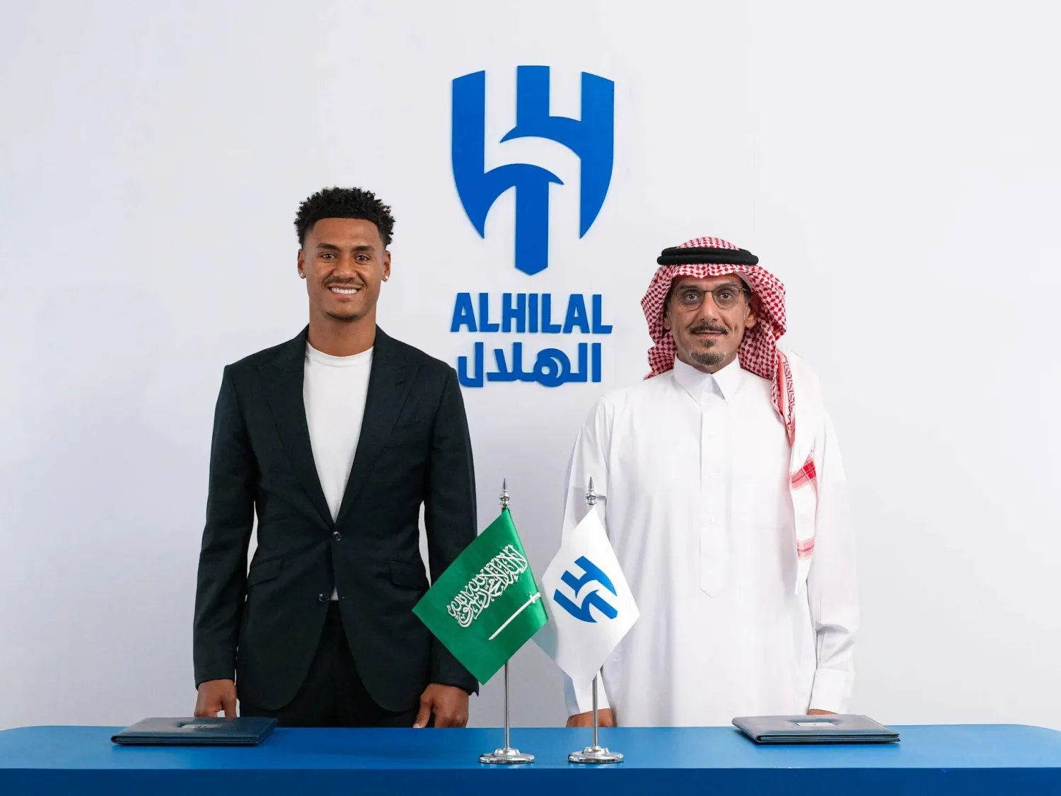 رئيس الهلال الأمير نواف بن سعد مع واتكينز بعد إتمام الصفقة (موقع نادي الهلال)