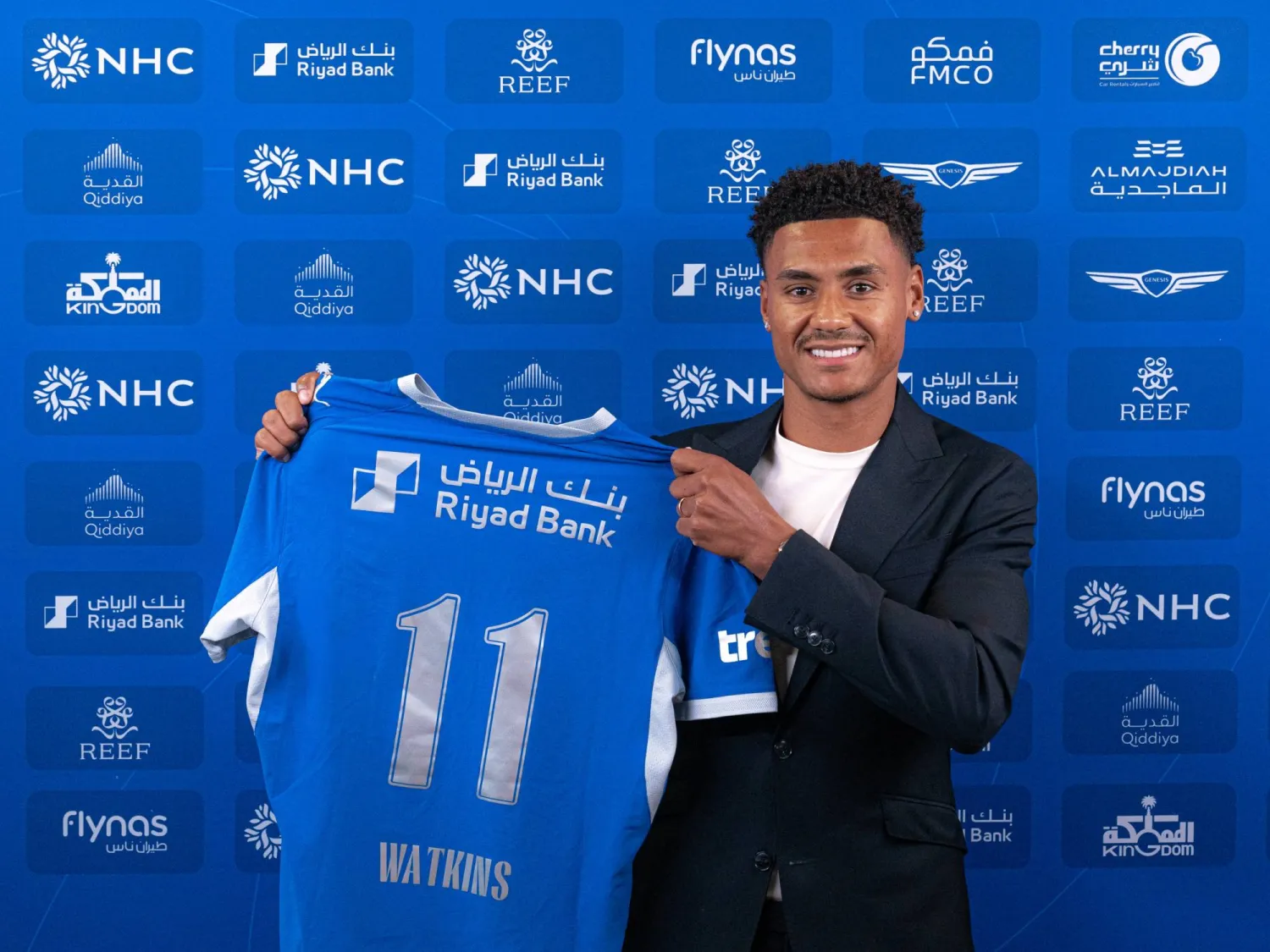 واتكينز يستعرض قميصه مع الهلال بعد إبرام الصفقة (موقع نادي الهلال)