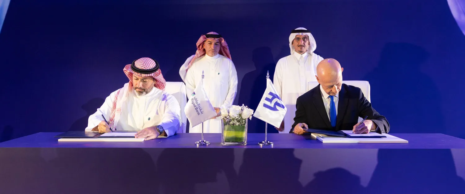 لحظة توقيع عقد تجديد الشراكة (موقع نادي الهلال)